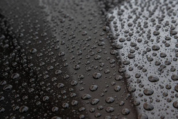 Gotas de água na pintura do carro. Efeito hidrofóbico da água no corpo do carro — Fotografia de Stock