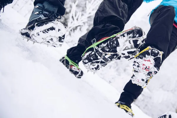 Feche de sapatos com crampons. Viagem de inverno às montanhas. — Fotografia de Stock