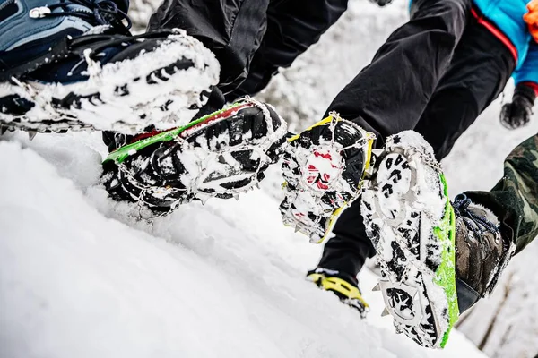 Крупним планом взуття з судомами. Зимова поїздка в гори . — стокове фото