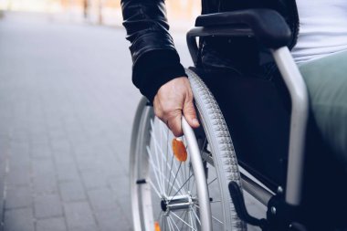 Tekerlekli sandalyedeki engelli adama yaklaş..