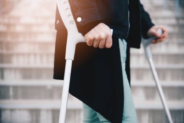 Koltuk değneği kullanan adama yaklaş. Engellilik.