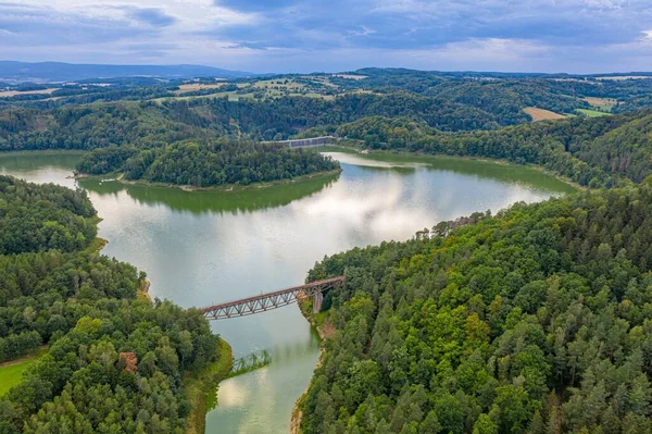 ピルチョヴィツェの湖と鉄道橋の空中風景. ストック写真