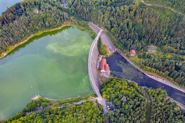 Vista aérea panorâmica do lago e barragem de água em Pilchowice. Fotos De Bancos De Imagens