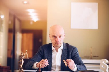 Ofiste çalışan avukat ya da avukat. Müşteriler için belgeleri hazırlar ve imzalar..