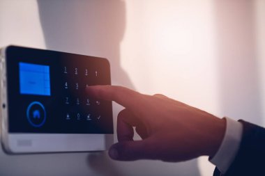 Mans el yetkilendirme kodunu ev alarm tuş takımına girdi.