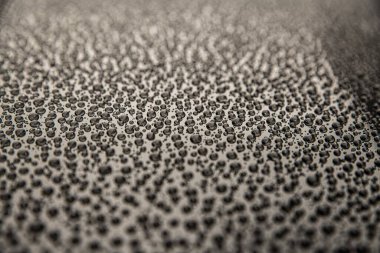 Araba cesedine su damlıyor. Hidrofobik etki.