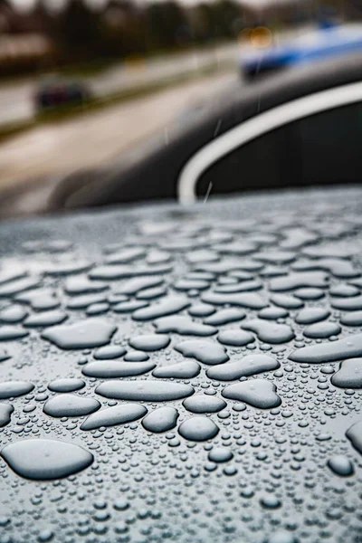 Gocce di pioggia su vernice auto filettata con rivestimento idrofobico. — Foto Stock