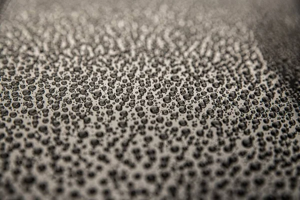 Araba cesedine su damlıyor. Hidrofobik etki.