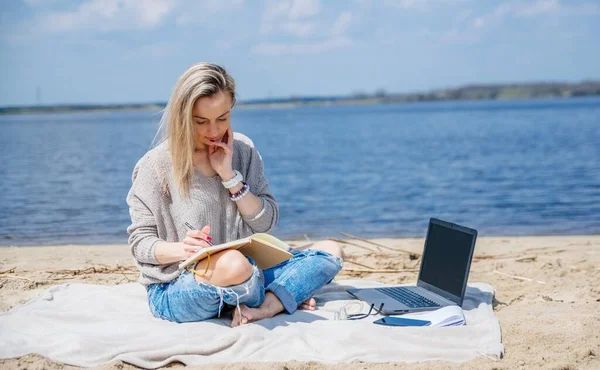 Freelance, trabalho e conceito de viagem. Beleza mulher loira trabalha remotamente. — Fotografia de Stock