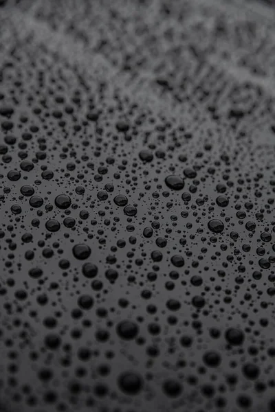 Effet hydrophobe sur le vernis automobile après l'utilisation d'un revêtement céramique. — Photo