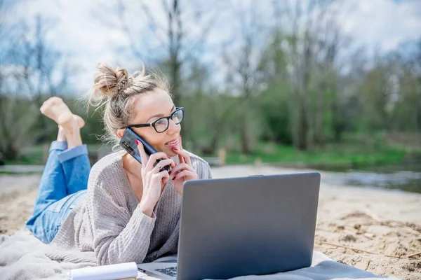 Junge Frau mit Laptop am Strand. Freiberuflichkeit, Urlaub, Fernarbeit, soziale Distanzierung — Stockfoto