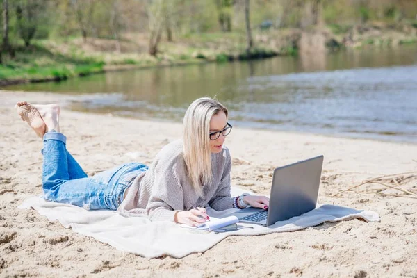 Frau mit Laptop am Strand. Freiberuflichkeit, Urlaub, Fernarbeit, soziale Distanzierung. — Stockfoto