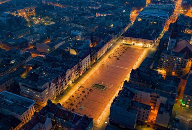 Akşam Bytom kasaba meydanında hava aracı görüntüsü