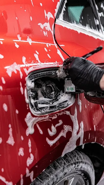 Uomo lavoratore pulisce e lava il riempitivo carburante — Foto Stock