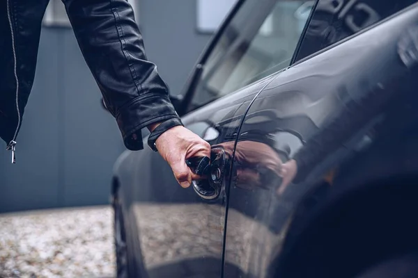 El hombre está alcanzando la manija de la puerta del coche — Foto de Stock