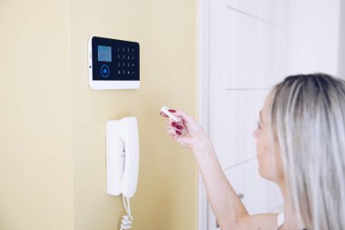 Uzaktan kumandalı ev güvenlik sistemi.