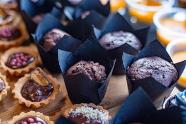 Çikolatalı kekler, çikolata parçacıkları ve renkli cereyanlar..