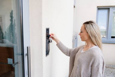 Sarışın, evin girişindeki alarmı etkisiz hale getiriyor..