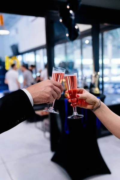 Şirket etkinliğinde şampanya kadehleriyle kadeh kaldıralım.. — Stok fotoğraf