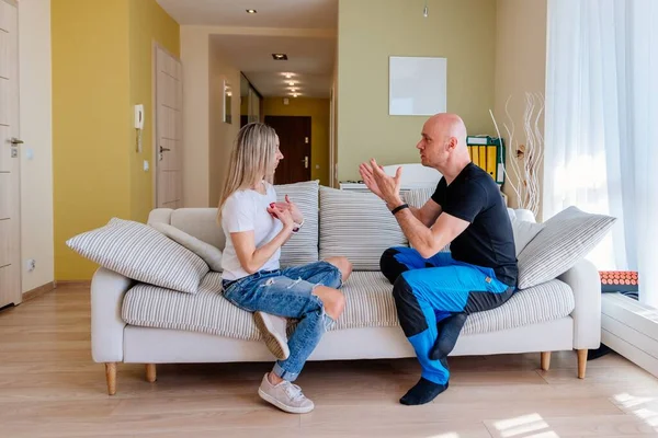 Pareja molesta en casa. Hombre guapo y hermosa joven mujer están teniendo pelea. — Foto de Stock