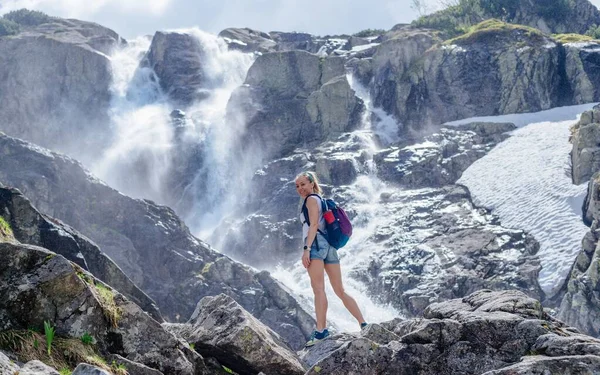 Cachoeira Siklawa em um belo dia ensolarado. Jovem viajante mulher viajante. — Fotografia de Stock