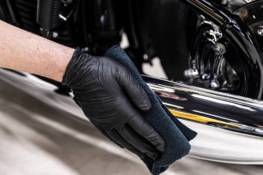 Cilalama ve temizleme krom motosiklet parçası.