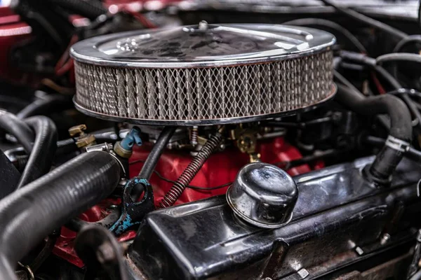 Klassisk muskel bil motor med krom bil luftfilter — Stockfoto