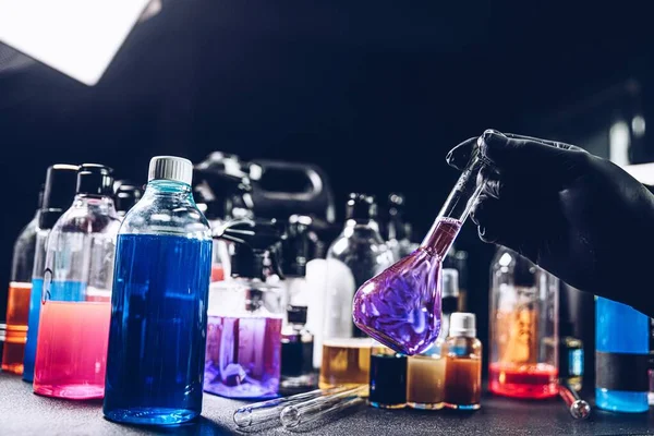 Laboratoire de chimie avec différents types de liquides chimiques colorés — Photo