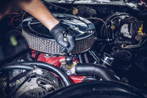 Detalle de coche trabajador de estudio limpieza motor de coche clásico —  Fotos de Stock