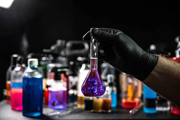 Laboratorio chimico con diversi tipi di liquidi chimici colorati — Foto Stock
