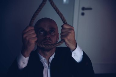 Adam ipi cellat düğümüyle tutmaya çalışıyor..