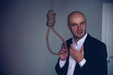 İple iple bağlanmış depresif bir adam. Son karar.