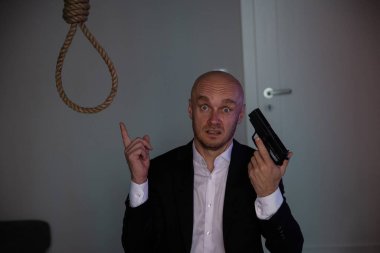 Adam intihar etmek istiyor. Bunu nasıl yapacağına o karar verir..