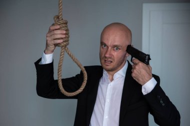 Takım elbiseli adam kafasına bir kurşunla intihar etti..