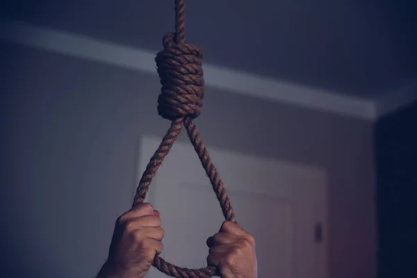 Die Hände der Männer halten das Seil mit dem Knoten der Henker. — Stockfoto