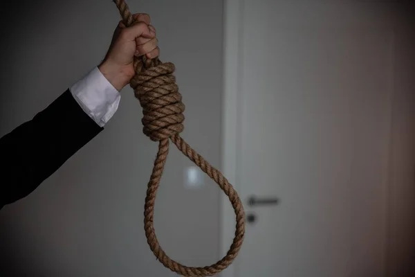 Suizidpräventionskonzept. Hand hält ein Seil. — Stockfoto