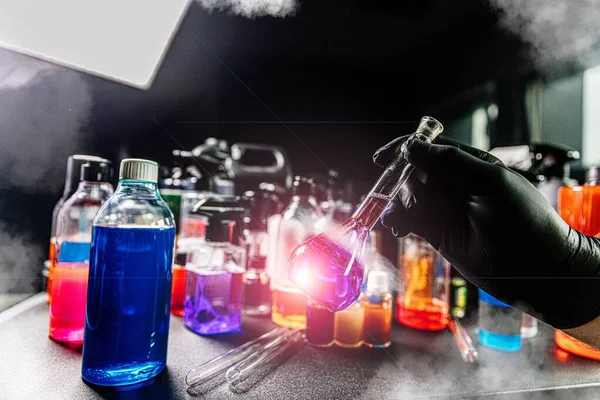 Laboratoire chimique avec bouteilles avec différents liquides — Photo
