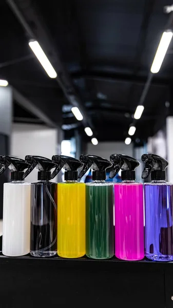 Frascos de spray coloridos com diferentes líquidos químicos Imagens De Bancos De Imagens