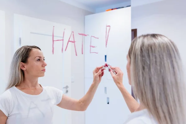 Donna bionda sta scrivendo un messaggio nello specchio. — Foto Stock