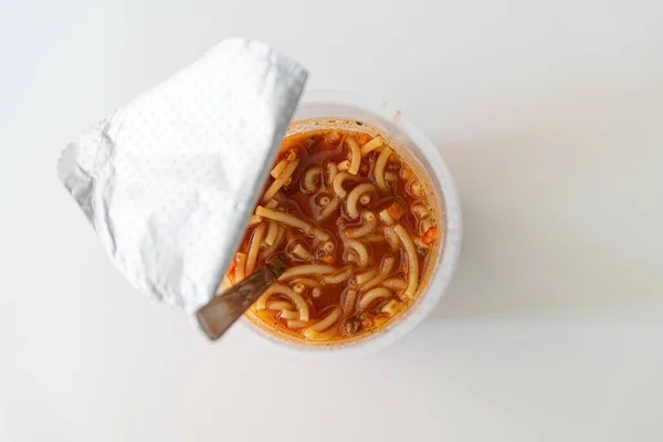 Macarrão instantâneo no copo. Macarrão em água quente pronto para comer. — Fotografia de Stock