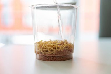 Bir fincan hazır çorba ya da makarna..