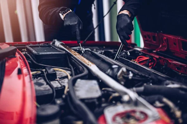 Mecánico de coches reparación de motor de cliente con llave inglesa. —  Fotos de Stock