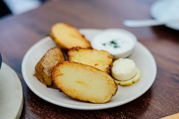 Deliciosas patatas jacked en el plato —  Fotos de Stock