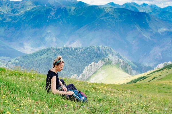 Une femme voyage. Elle aime la nature, regarder le paysage de montagne. — Photo
