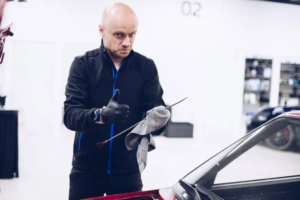 Adam aletleriyle araba motorunu tamir ediyor.. — Stok fotoğraf