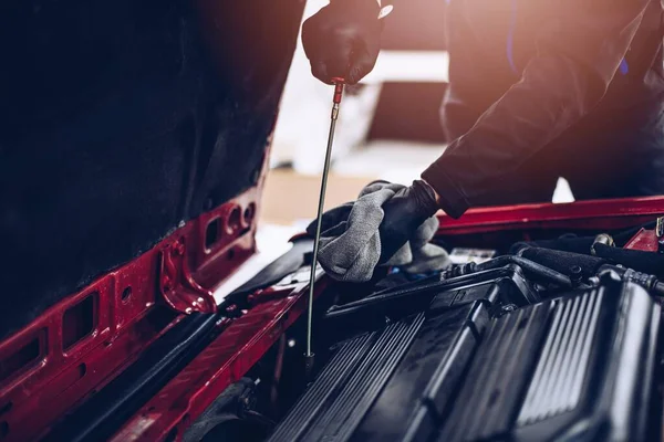 Hombre reparación de motor de coche con sus herramientas. —  Fotos de Stock