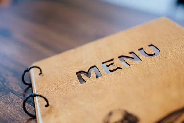 Menu em uma mesa de restaurante. — Fotografia de Stock