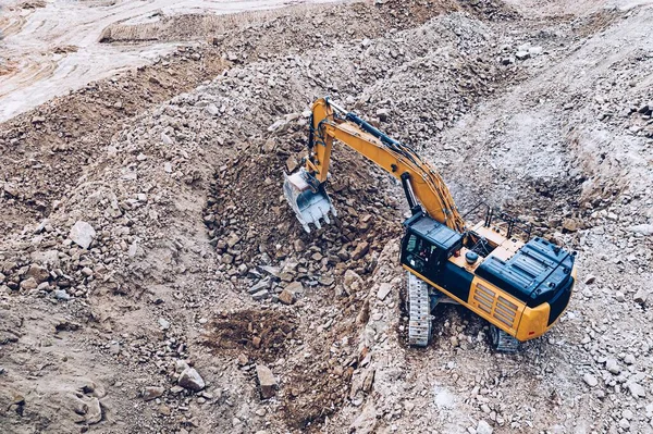 Yellow industrial excavator working on construction site. Aerial view. — Stock Photo, Image