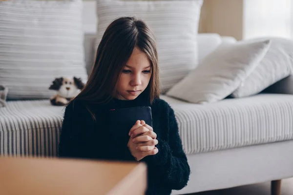 Girls hands praying to god. Girl pray for god blessing to wishing have a better life. — Stock Photo, Image