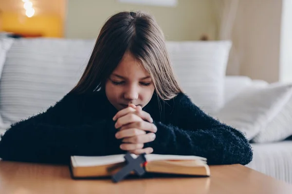 Młoda dziewczyna modląca się w domu. Nadzieja i pokój. — Zdjęcie stockowe